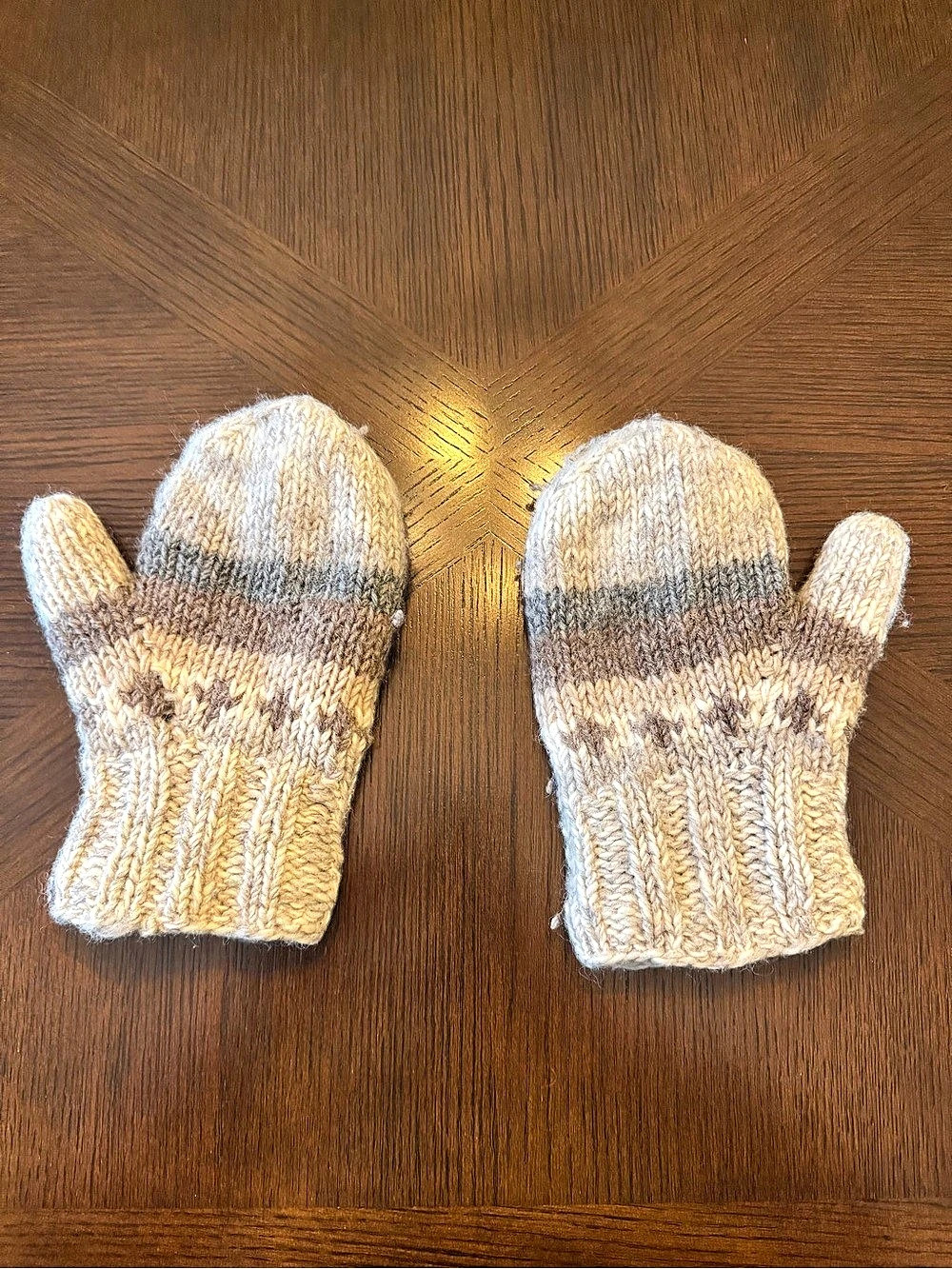 Color Block Knit Mittens in Cream & Gray